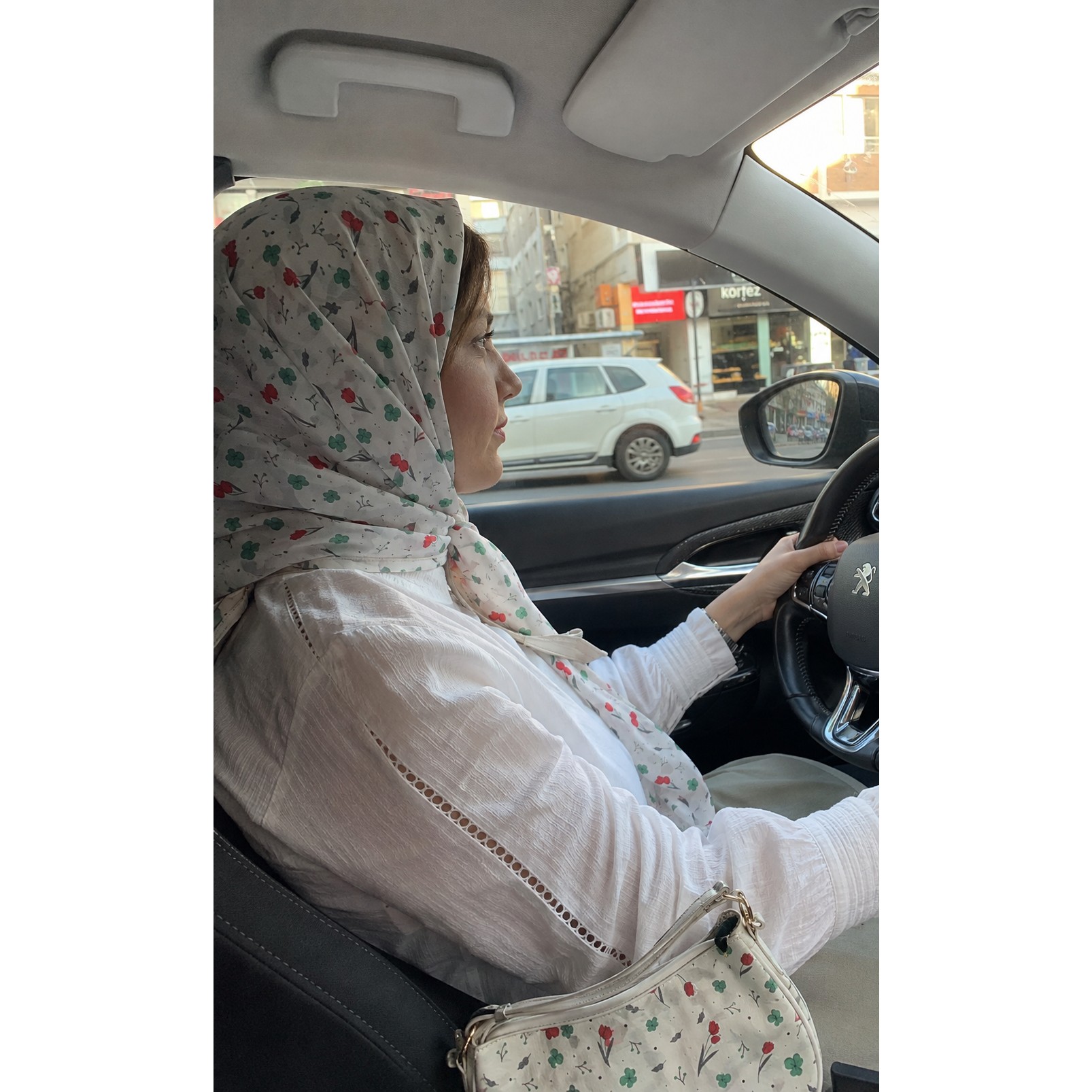 روسری نخی گلدار سفید